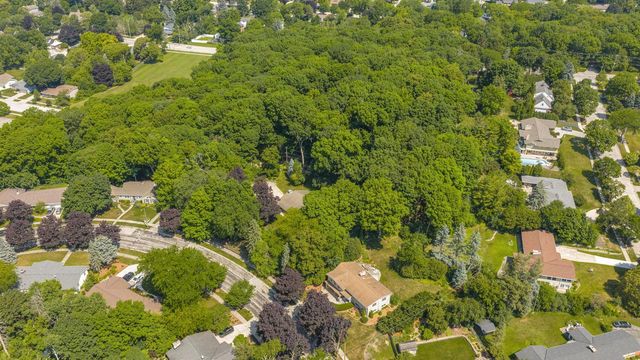 818 Badger LANE E, West Bend, WI 53095
