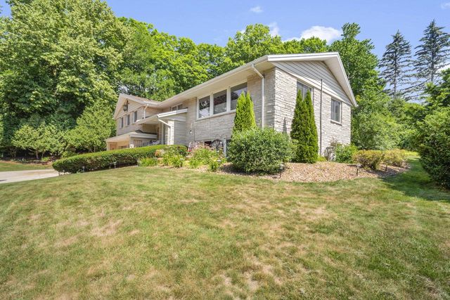 818 Badger LANE E, West Bend, WI 53095