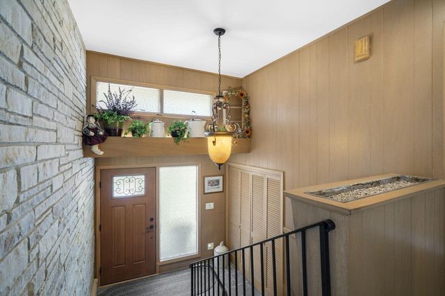 818 Badger LANE E, West Bend, WI 53095