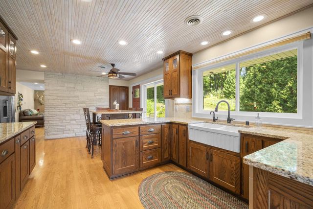 818 Badger LANE E, West Bend, WI 53095