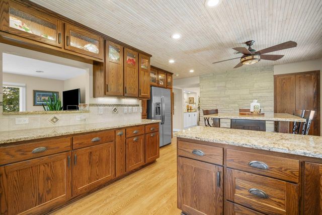818 Badger LANE E, West Bend, WI 53095