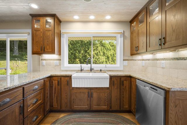 818 Badger LANE E, West Bend, WI 53095