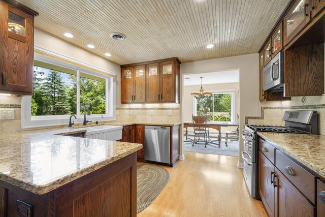 818 Badger LANE E, West Bend, WI 53095