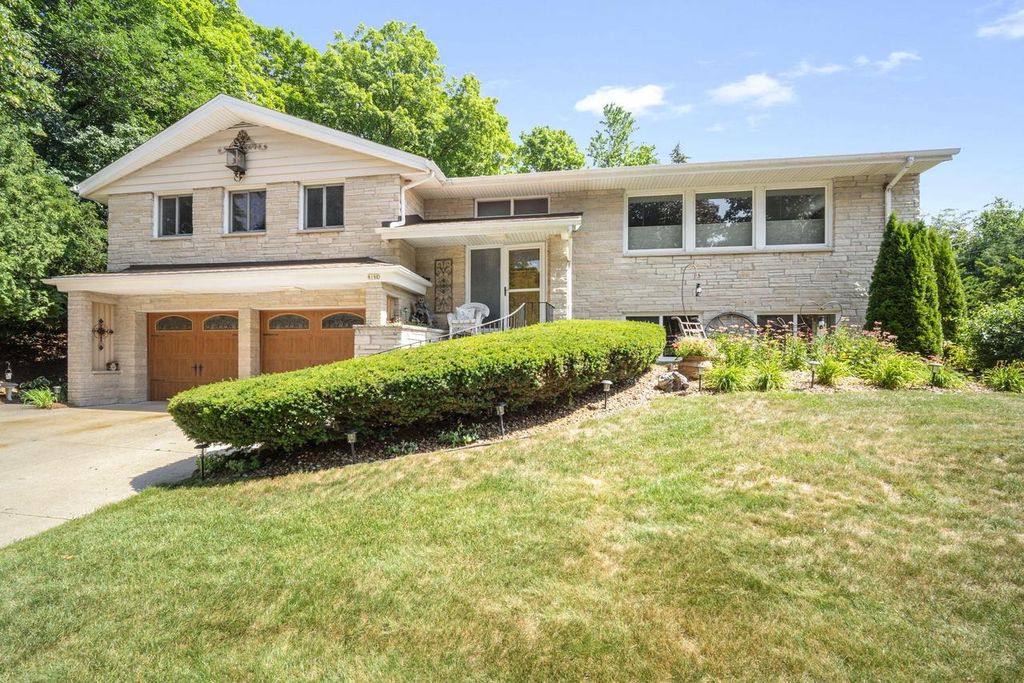 818 Badger LANE E, West Bend, WI 53095