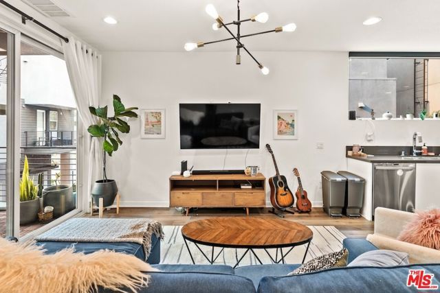 3034 N Coolidge Avenue, Los Angeles, CA 90039