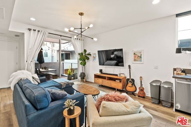 3034 N Coolidge Avenue, Los Angeles, CA 90039