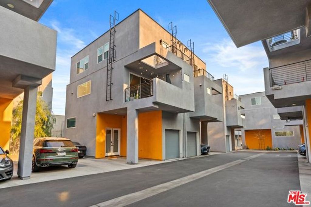 3034 N Coolidge Avenue, Los Angeles, CA 90039