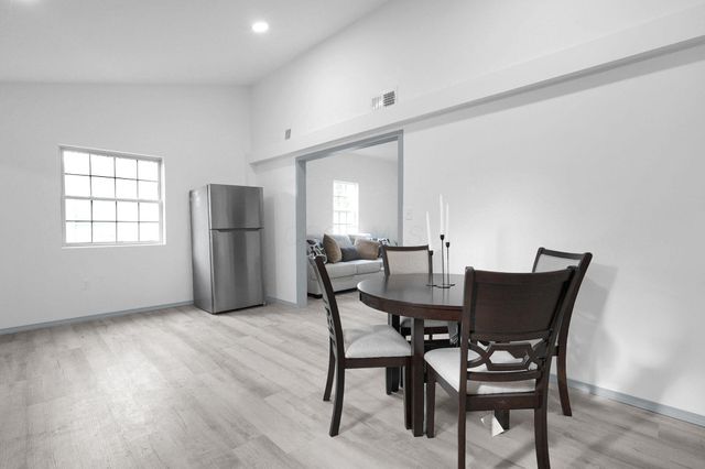 15 Stewart Avenue, London, OH 43140