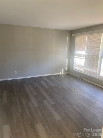 526 Blendwood Drive, Charlotte, NC 28215