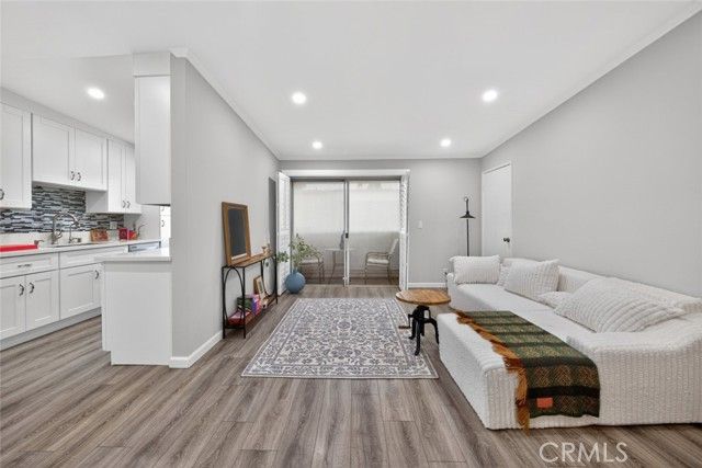 9950 Jordan Avenue 10, Chatsworth (los Angeles), CA 91311