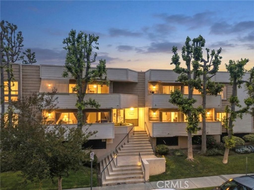 9950 Jordan Avenue 10, Chatsworth (los Angeles), CA 91311