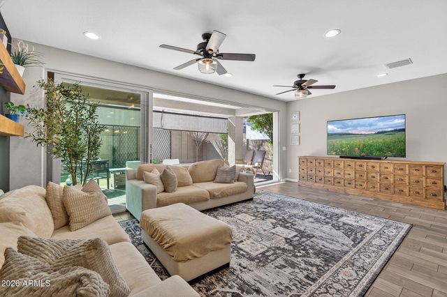 2843 E WAYLAND Drive, Phoenix, AZ 85040