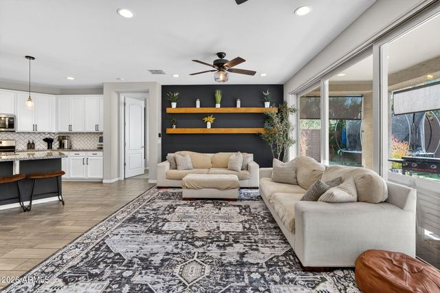 2843 E WAYLAND Drive, Phoenix, AZ 85040