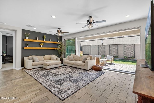 2843 E WAYLAND Drive, Phoenix, AZ 85040