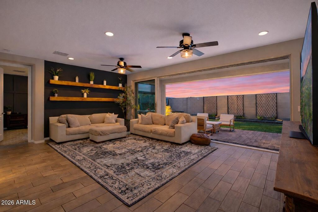 2843 E WAYLAND Drive, Phoenix, AZ 85040