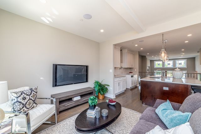 349 E 43rd Street, Chicago, IL 60653