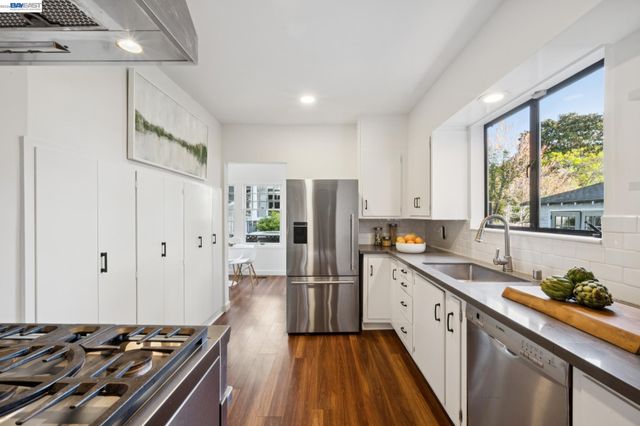 1122 BAY STREET, Alameda, CA 94501