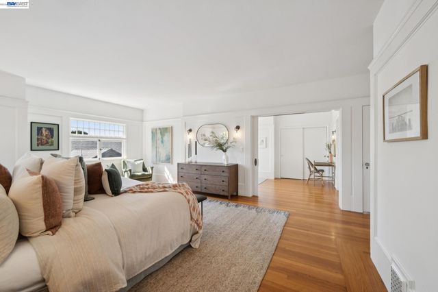 1122 BAY STREET, Alameda, CA 94501