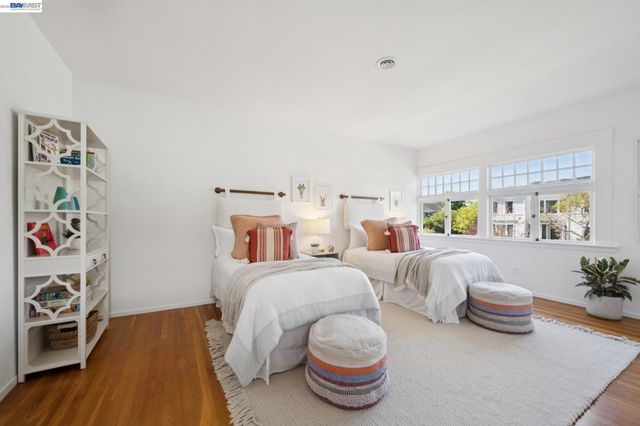 1122 BAY STREET, Alameda, CA 94501