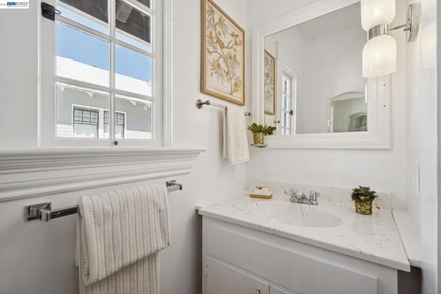 1122 BAY STREET, Alameda, CA 94501