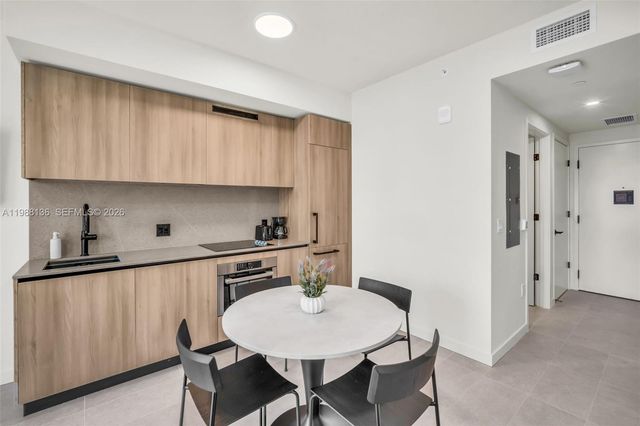 121 NE 5th St 902, Miami, FL 33132