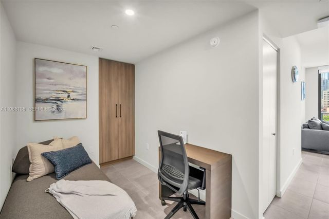 121 NE 5th St 902, Miami, FL 33132