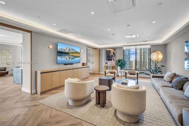 121 NE 5th St 902, Miami, FL 33132