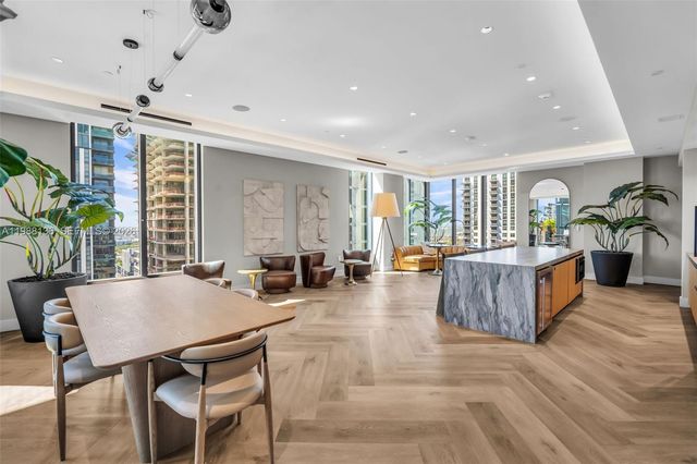 121 NE 5th St 902, Miami, FL 33132