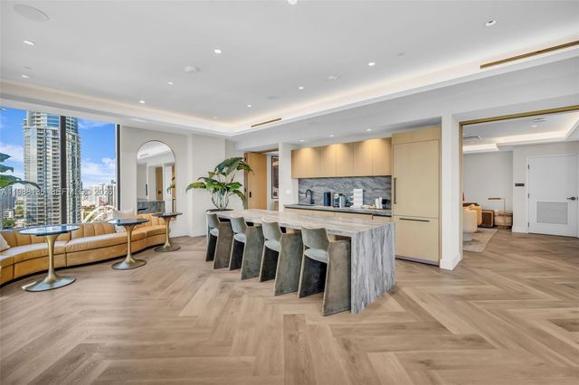 121 NE 5th St 902, Miami, FL 33132