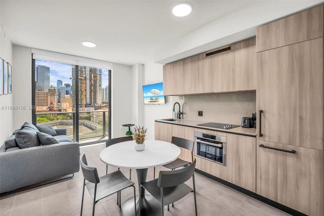 121 NE 5th St 902, Miami, FL 33132