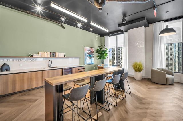 121 NE 5th St 902, Miami, FL 33132