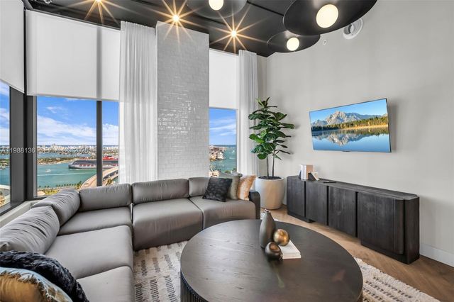 121 NE 5th St 902, Miami, FL 33132