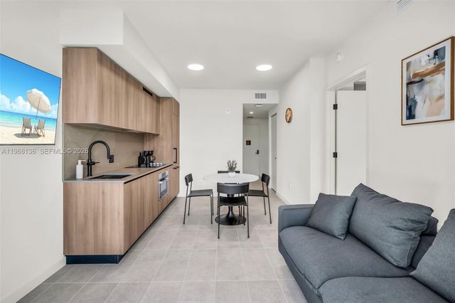 121 NE 5th St 902, Miami, FL 33132