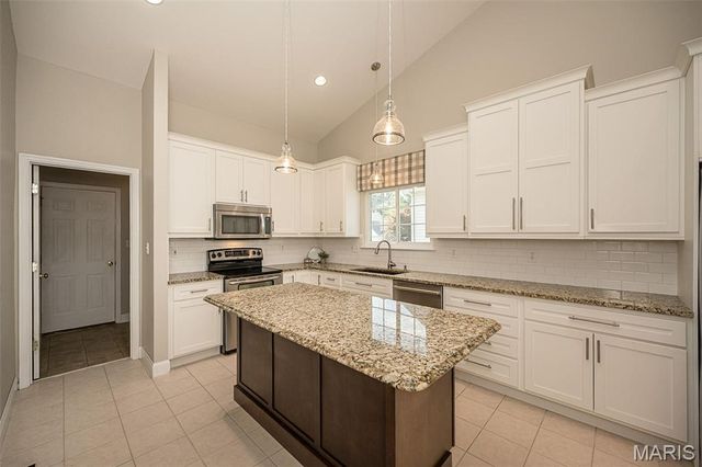 2088 Avalon Ridge Circle, Fenton, MO 63026