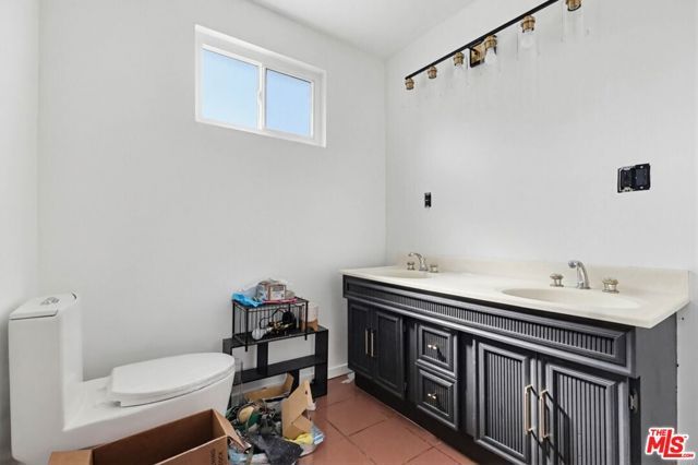 2200 Easy Avenue, Long Beach, CA 90810
