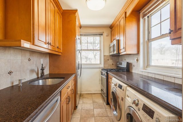 61-28 255th 1016, Little Neck, NY 11362