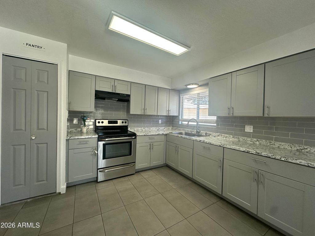 Image 8 of property listing at 4926 W JOYCE Circle, Glendale, AZ 85308