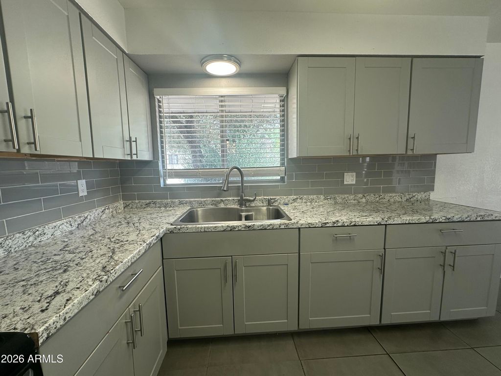 Image 9 of property listing at 4926 W JOYCE Circle, Glendale, AZ 85308