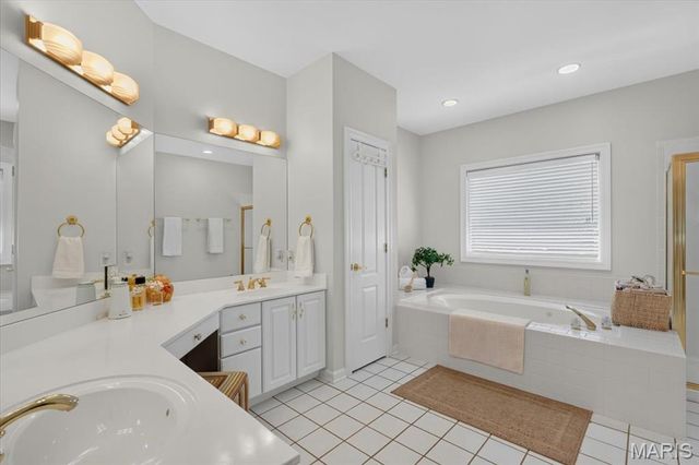 12402 Stratford Ridge Court, Creve Coeur, MO 63141