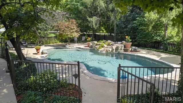 12402 Stratford Ridge Court, Creve Coeur, MO 63141