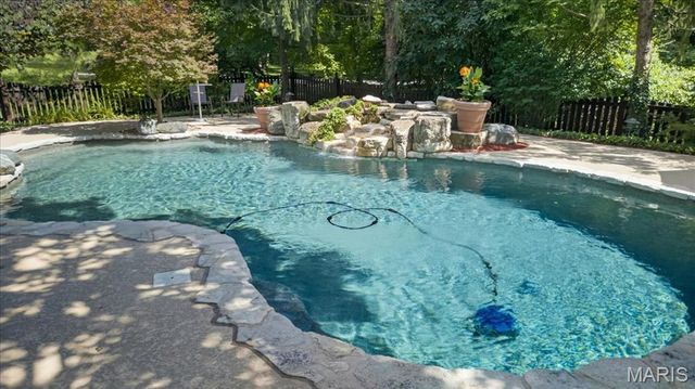 12402 Stratford Ridge Court, Creve Coeur, MO 63141