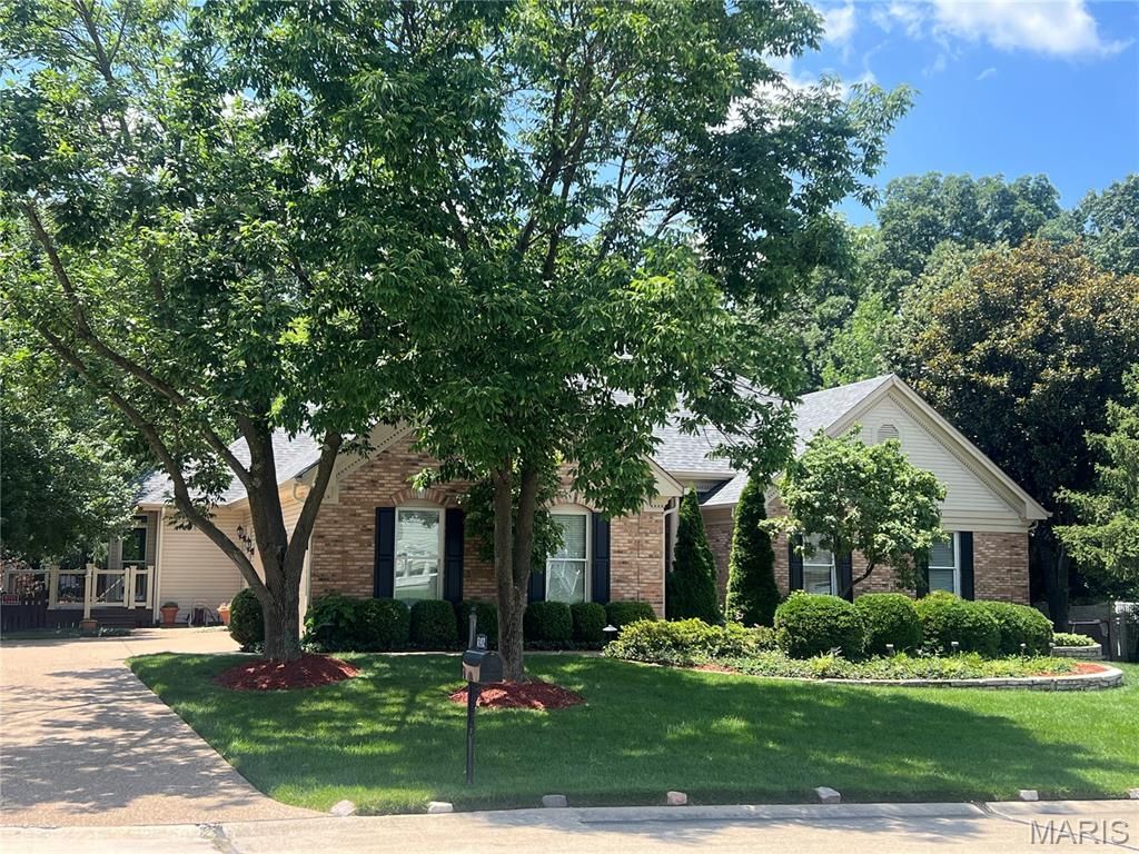 12402 Stratford Ridge Court, Creve Coeur, MO 63141