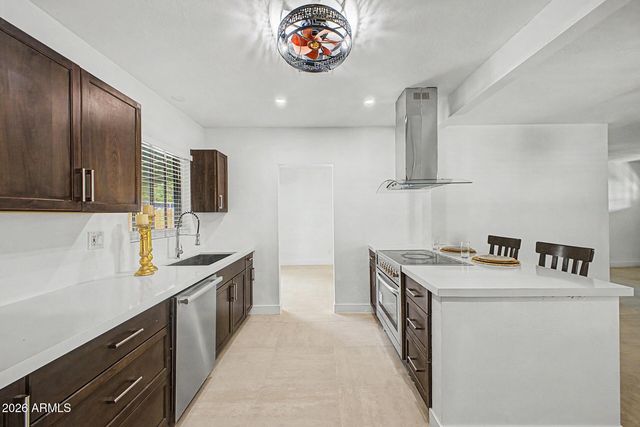 5828 W MORTEN Avenue, Glendale, AZ 85301