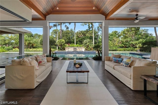 384 Edgemere WAY E, Naples, FL 34105