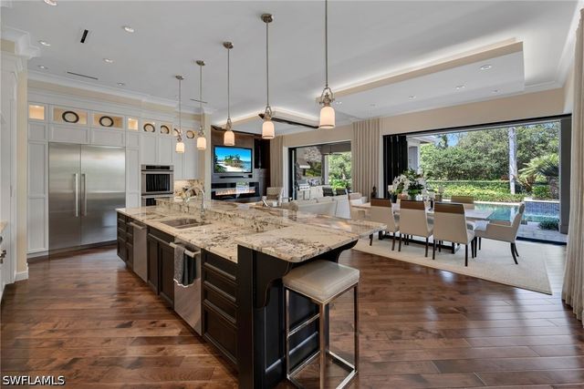 384 Edgemere WAY E, Naples, FL 34105