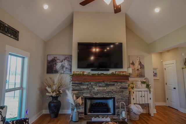 529 Clearview Rd, Cottontown, TN 37048