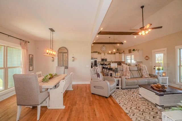 529 Clearview Rd, Cottontown, TN 37048