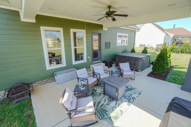 529 Clearview Rd, Cottontown, TN 37048