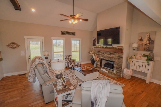 529 Clearview Rd, Cottontown, TN 37048