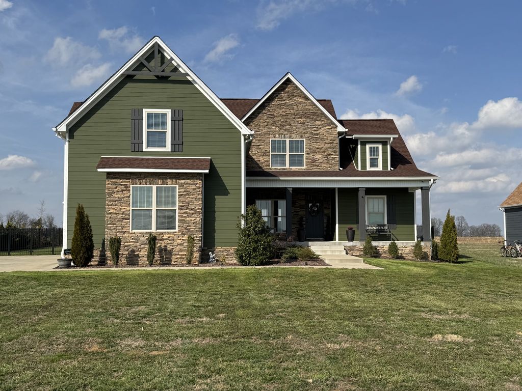 529 Clearview Rd, Cottontown, TN 37048